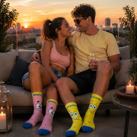 Ein stylisches Pärchen läuft durch die Stadt und trägt SpongeBob & Patrick Socken von Sylt Brands