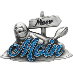 Silberfarbener Kühlschrankmagnet mit einer freundlichen Robbe, blau glitzerndem „Moin“-Schriftzug
