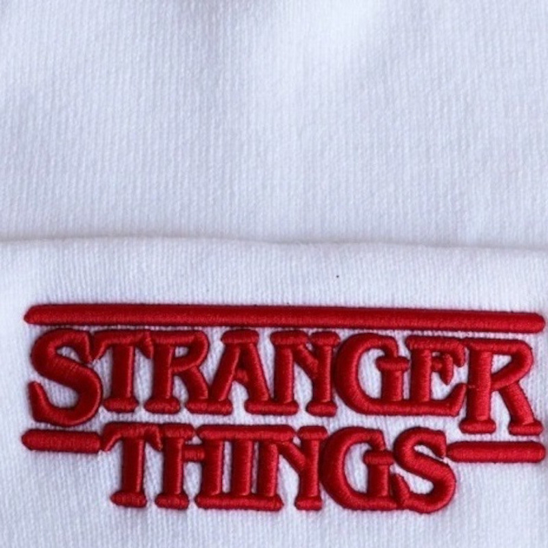 "STRANGER THINGS Weiße WIP Mütze mit 3D Logo ➤ Jetzt STRANGER THINGS™ Beanie Mützen USA EDITION bestellen" - Beanie Mütze 2